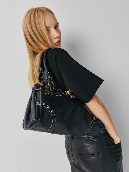 Czarna torebka z ozdobiona kłódką