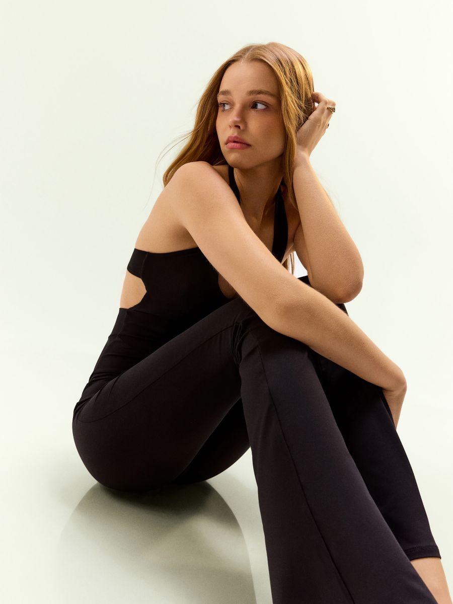 Czarny kombinezon z odkrytymi plecami - czarny - HOUSE