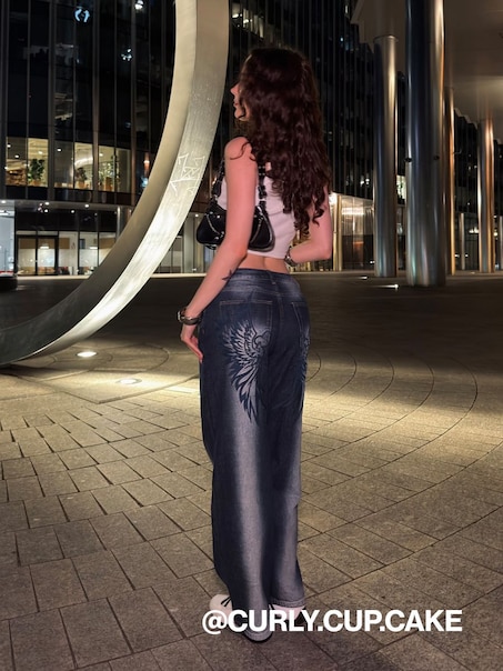 Granatowe jeansy wide leg z przetarciami i motywem skrzydeł