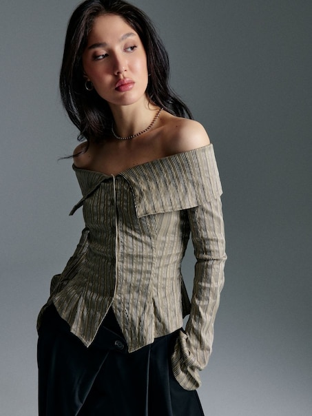 Oliwkowa bluzka off shoulder w paski z długim rękawem