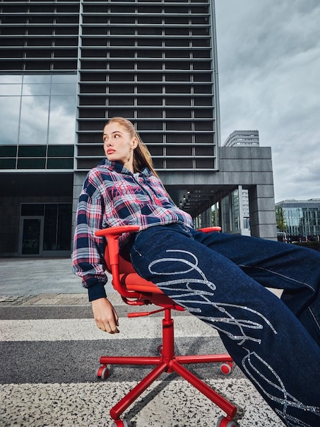 Granatowe jeansy baggy fit z napisem z dżetów