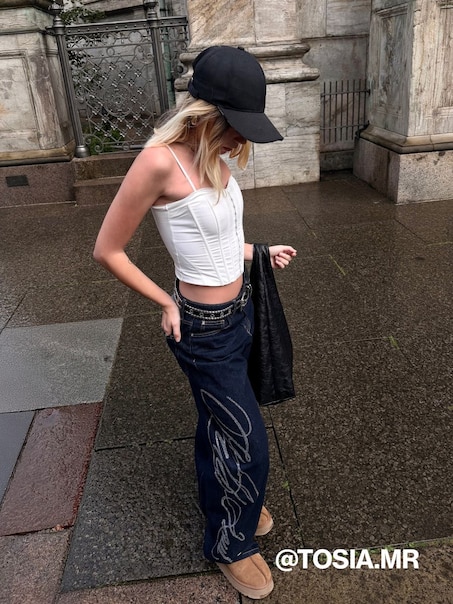 Granatowe jeansy baggy fit z napisem z dżetów