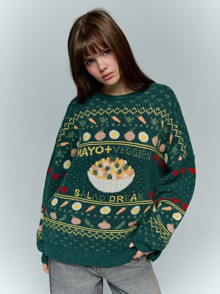 Wzorzysty sweter z motywem sałatki jarzynowej