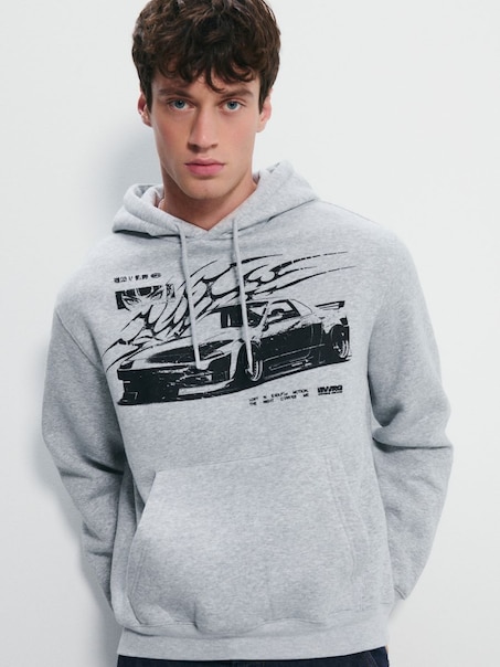 Szara bluza z kapturem i nadrukiem samochodu i tribala