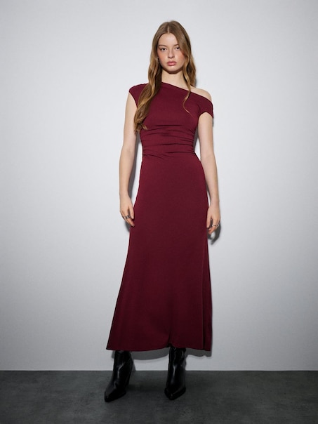 Sukienka maxi fit&flare ULTRAFLEX na jedno ramię bordowa