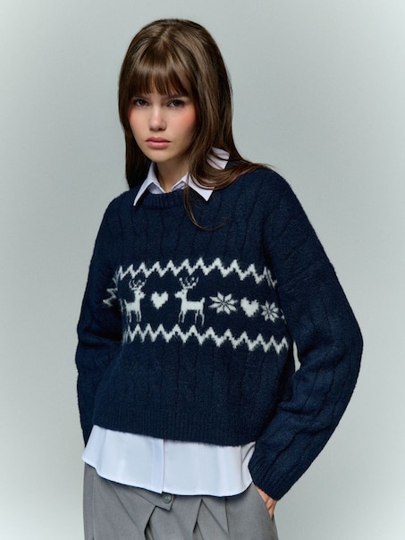 Granatowy świąteczny sweter z motywem reniferów