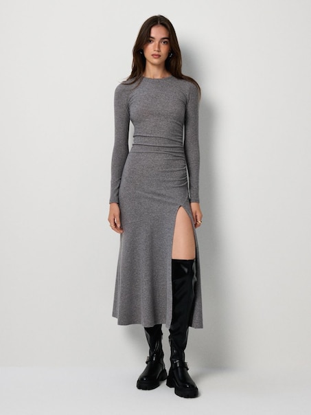 Szara sukienka dzianinowa z rozkloszowanym dołem i wycięciem