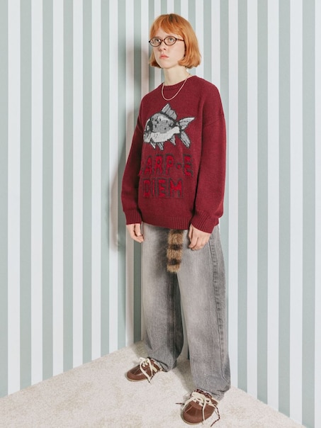 Świąteczny sweter z motywem karpia i podpisem Carp-e diem