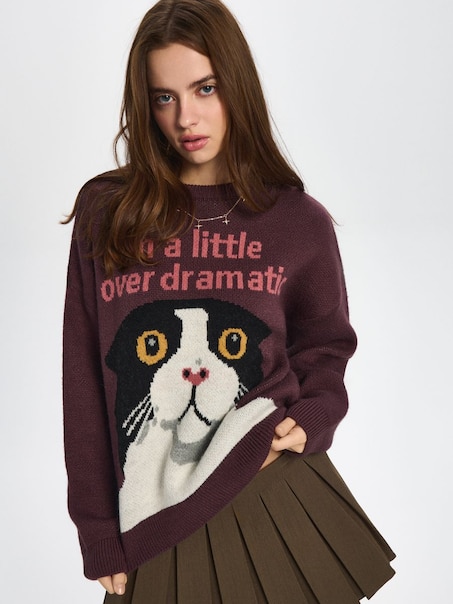 Mahoniowy sweter z żakardowym motywem kota