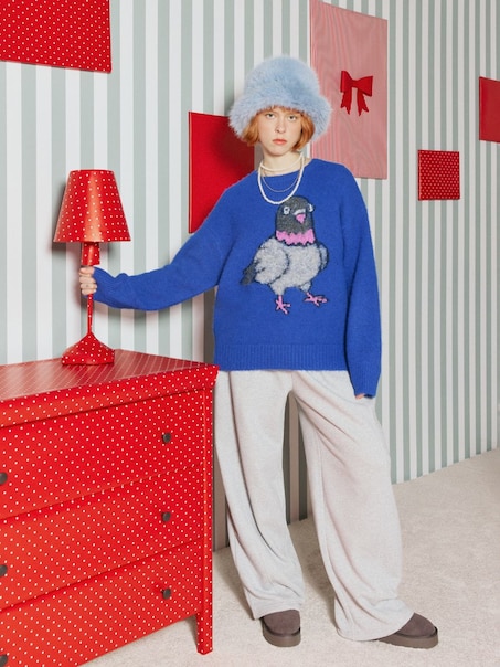 Luźny granatowy sweter z motywem gołębia