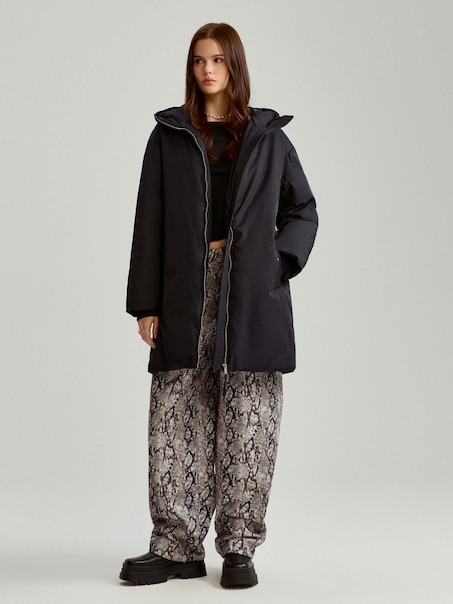 Czarny płaszcz oversize z wypełnieniem