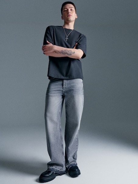 Jeansy bootcut z efektem sprania i surowym wykończeniem nogawek