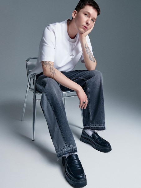 Grafitowe jeansy baggy loose fit z jasnoniebieską wstawką