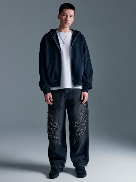 Czarne jeansy baggy fit skater z aplikacjami tribal