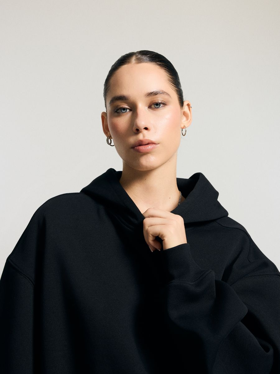 Czarna bluza basic typu bombka z kapturem - czarny - HOUSE