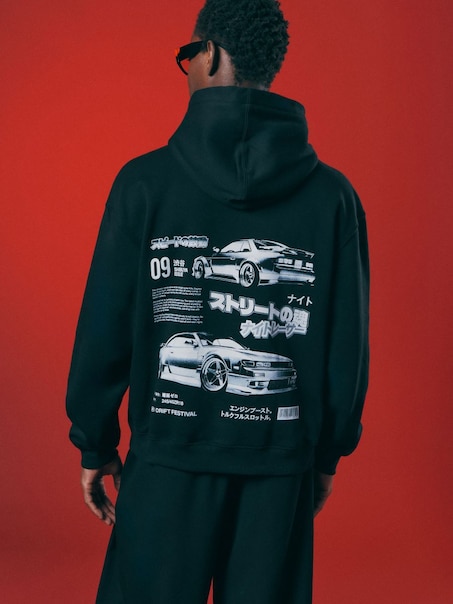 Czarna bluza z nadrukiem samochodów