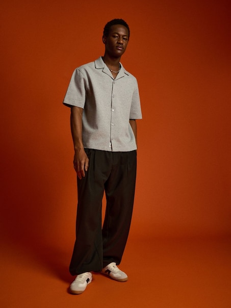 Spodnie super baggy z zaszewkami czarne