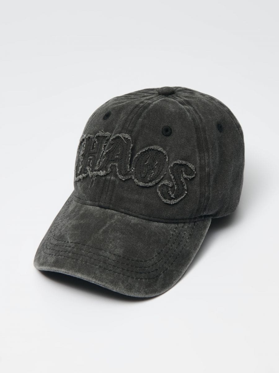 Grafitowa czapka z daszkiem i haftem Chaos - ciemnoszary - HOUSE