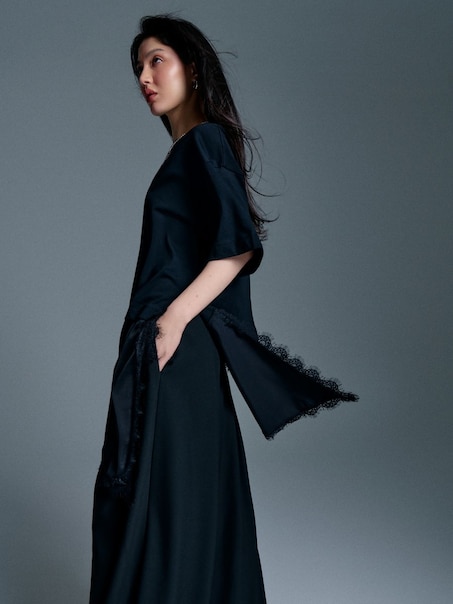 Czarna koszulka z satynowo-koronkową wstawką