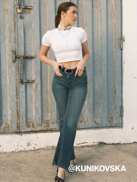 Granatowe jeansy dzwony z wysokim stanem