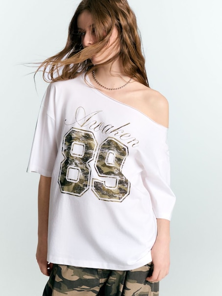 Biała koszulka z nadrukiem 89 i opuszczonym ramieniem