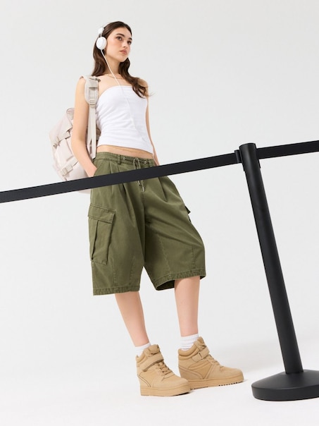 Szorty bermudy z kieszeniami cargo oliwkowe