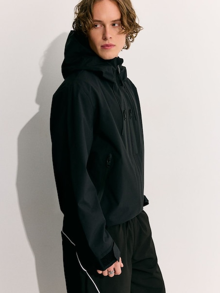 Czarna kurtka przejściowa z kapturem