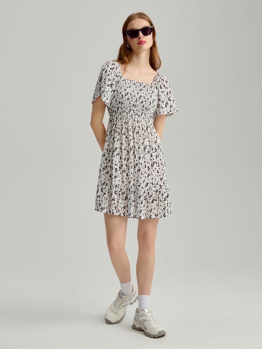 Biała sukienka mini fit&flare w kwiaty - wielobarwny - HOUSE