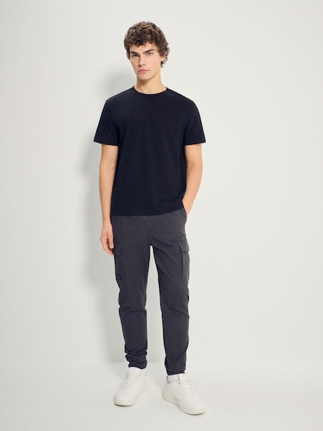 Grafitowe joggery z kieszeniami cargo