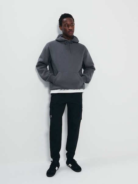 Czarne joggery z kieszeniami cargo