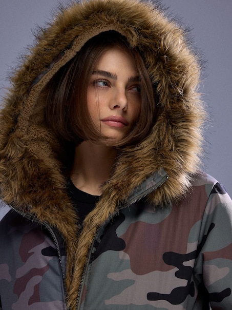 Ocieplana kurtka bomber z odpinanym futerkiem i wzorem camo