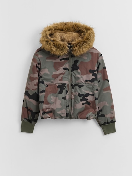 Ocieplana kurtka bomber z odpinanym futerkiem i wzorem camo