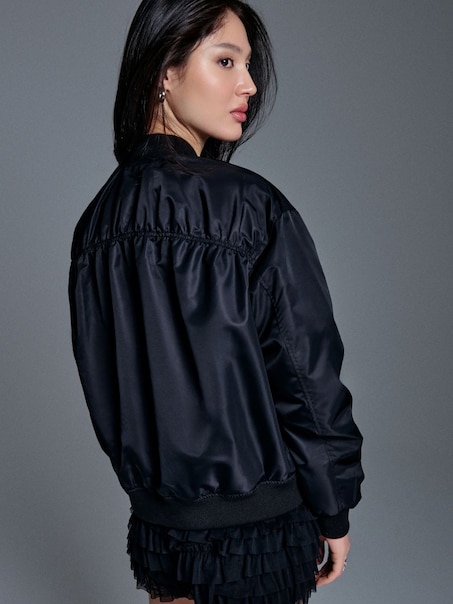 Czarna kurtka bomber z kieszeniami