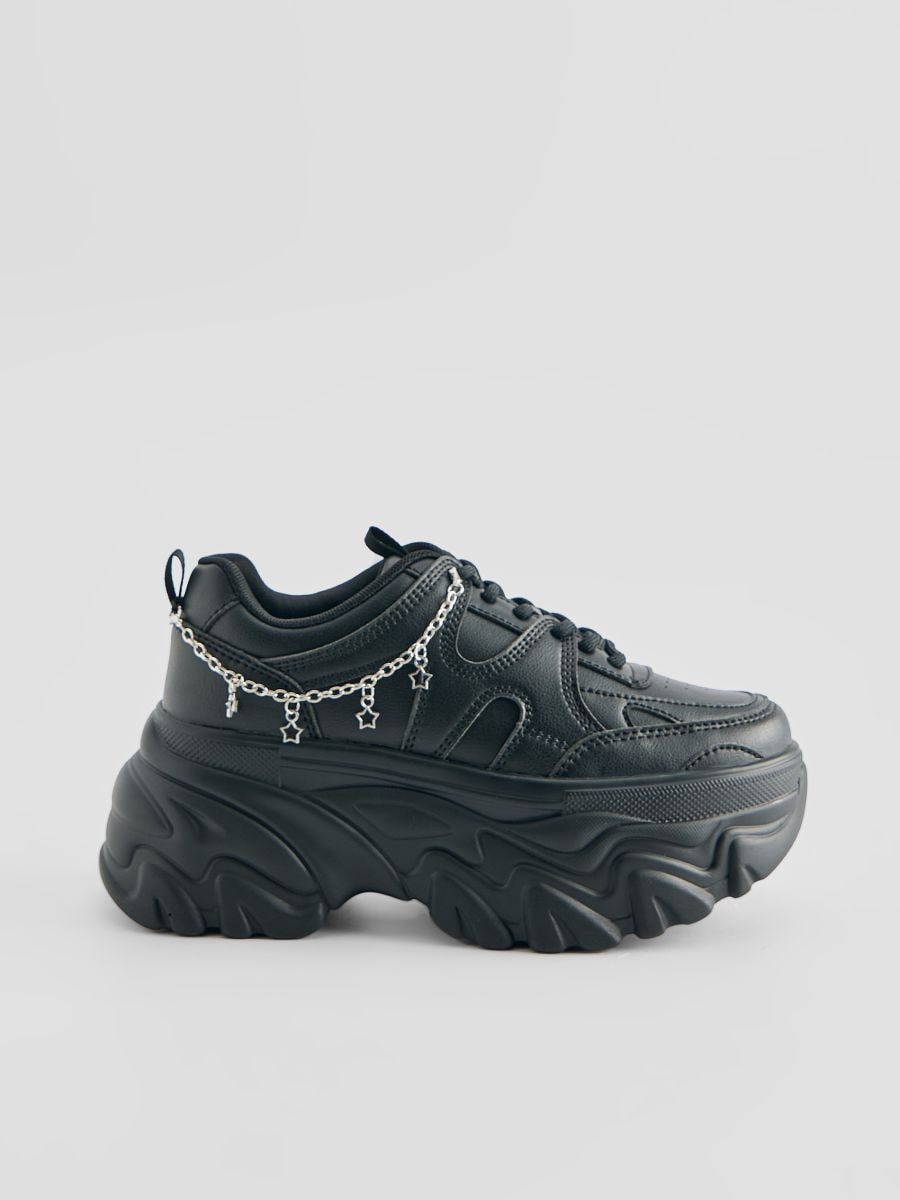 Czarne sneakersy na grubej podeszwie z łańcuszkiem - czarny - HOUSE