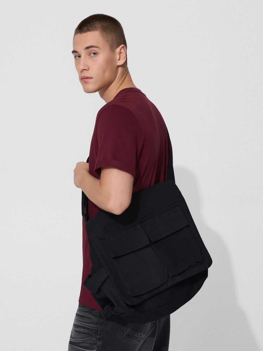 Duża czarna torba materiałowa z klapką i kieszeniami - czarny - HOUSE