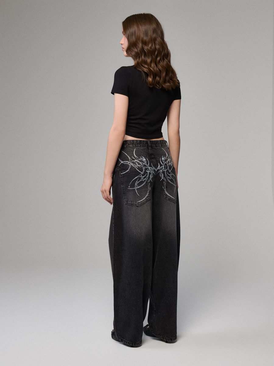 Czarne jeansy baggy fit z motywem tribal na tyle. - czarny - HOUSE
