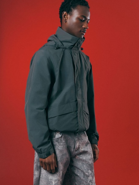 Sportowa kurtka przejściowa z kapturem grafitowa