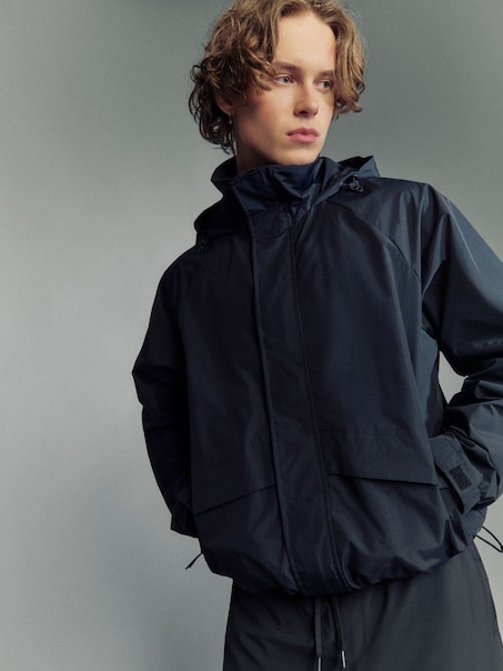 Sportowa kurtka przejściowa z kapturem czarna