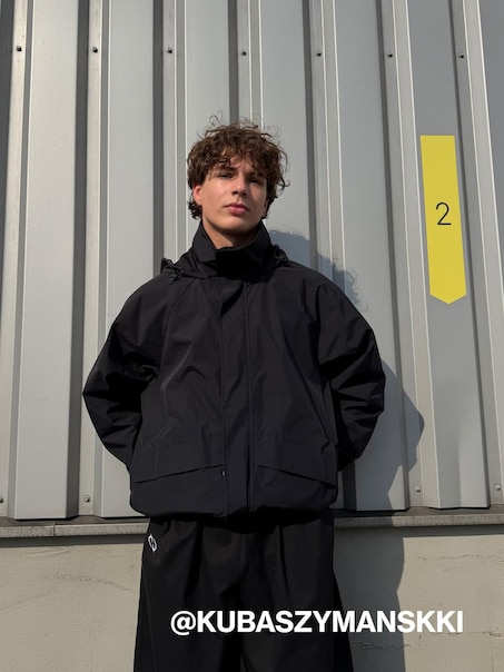 Sportowa kurtka przejściowa z kapturem czarna