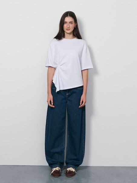 Granatowe jeansy barrel fit z niskim stanem