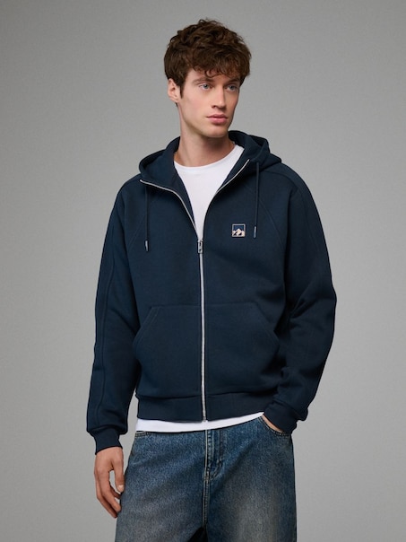 Rozpinana granatowa bluza z kapturem i małym haftem