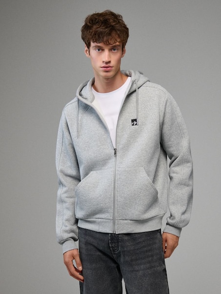 Rozpinana szara bluza z kapturem i małym haftem