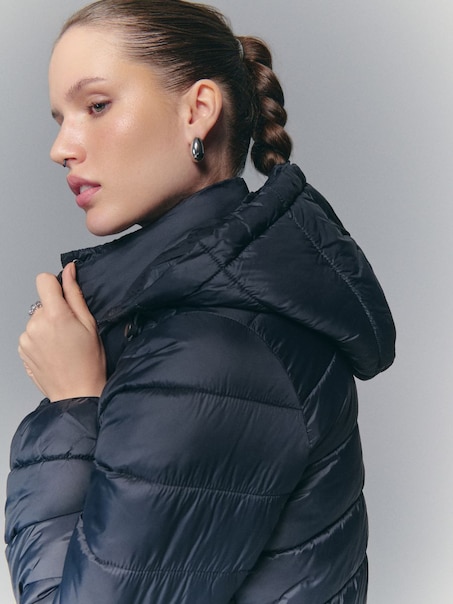 Czarna pikowana kurtka przejściowa