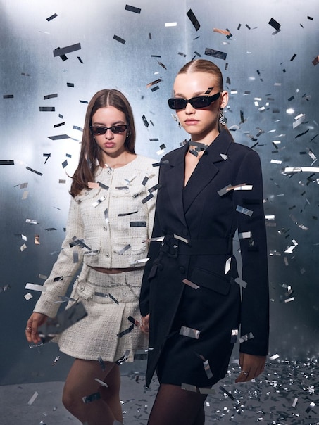 Czarna sukienka marynarkowa mini z paskiem