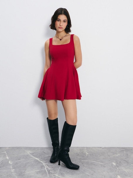 Czerwona rozkloszowana sukienka mini