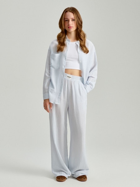 Jasnoniebieskie spodnie wide leg w prążki