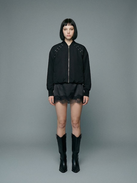 Czarna kurtka bomber z wiązaniem