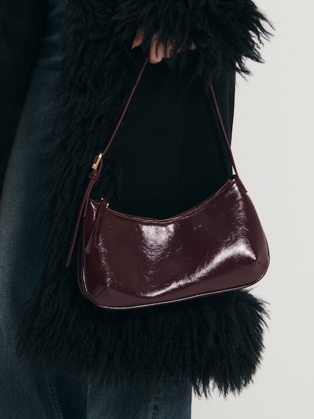 Bordowa torebka bagietka z połyskującej sztucznej skóry