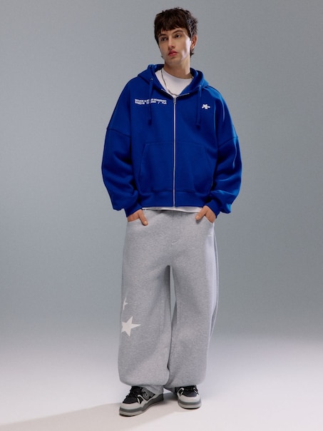 Jasnoszare spodnie dresowe barrel fit z gwiazdkami