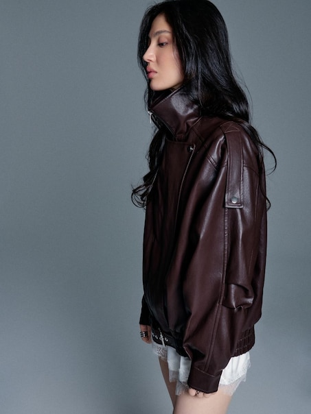 Brązowa kurtka bomber ze stójką i paskiem